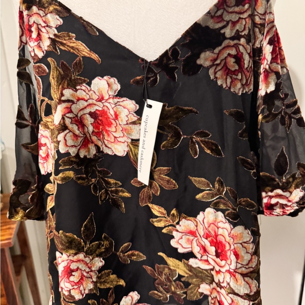 Cupcakes & Cashmere Black Floral Velvet Blouse Cold Shoulder Sz L NWT Romantic - Picture 4 of 11